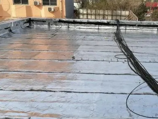 鄂温克卫生间漏水维修公司分享下鄂温克屋面楼顶防水刚性防水层施工要点。